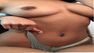 teen morena le gusta tomarse fotos a sus tetas y su culo